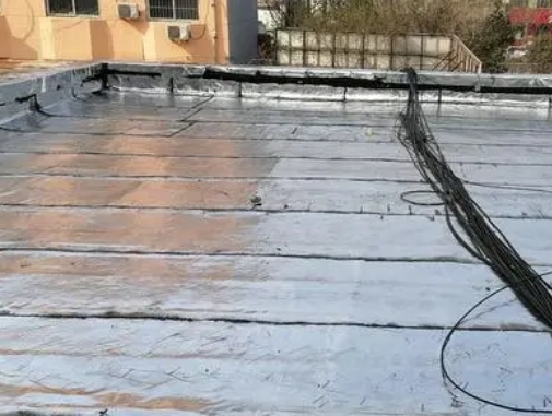 小金卫生间漏水维修公司分享下小金屋面楼顶防水刚性防水层施工要点。